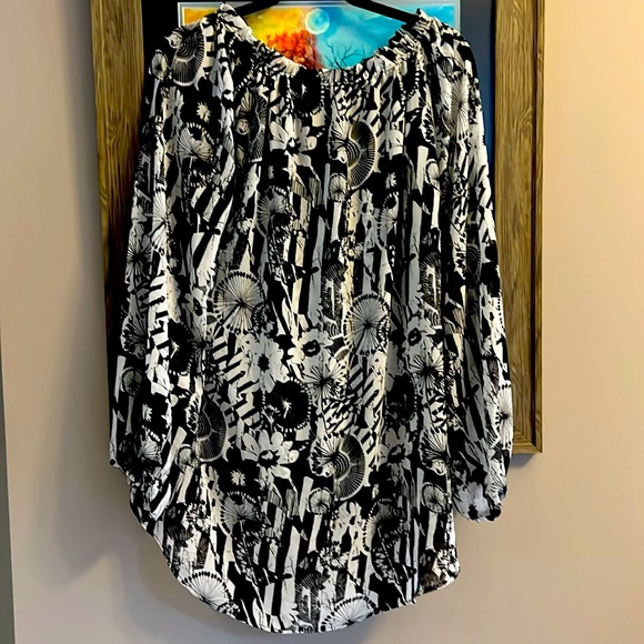 Lightweight top slightly sheer. - Picture 2 of 3